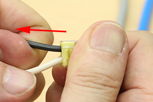 差込コネクターとリングスリーブによる電線の結線
