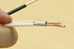 差込コネクターとリングスリーブによる電線の結線
