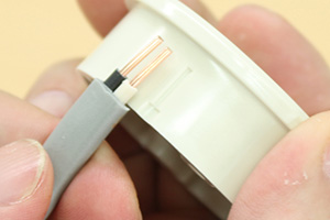 引掛シーリング丸型と電線の脱着
