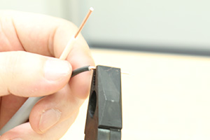 電線で輪っかを作る