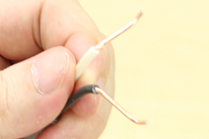 電線で輪っかを作る