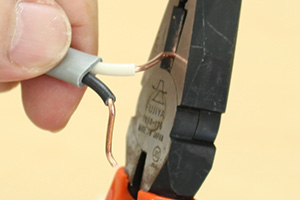 電線で輪っかを作る
