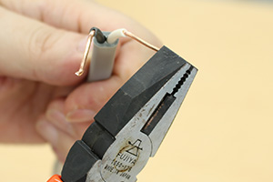 電線で輪っかを作る