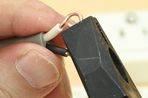 電線で輪っかを作る