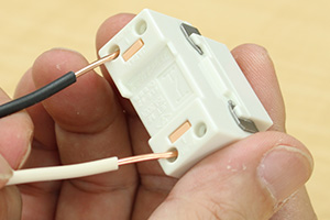 埋込連用タンブラスイッチと電線の結線