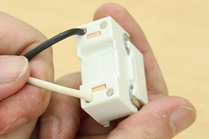 埋込連用タンブラスイッチと電線の結線