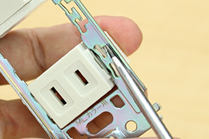 埋込連用スイッチと埋込連用枠の取付と取り外し